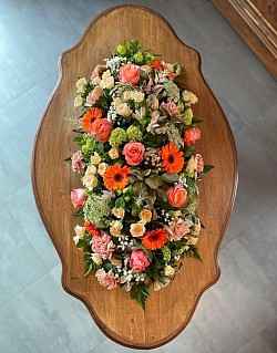 Dessus de cercueil (1m) dans les tons pastel avec une pointe d'orange