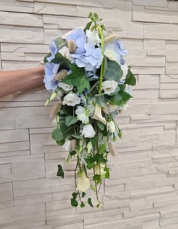 Bouquet de mariée retombant dans les tons de bleu clair et blanc