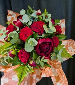 'Passion' Tons rouge avec eucalyptus, pivoines et roses rouges