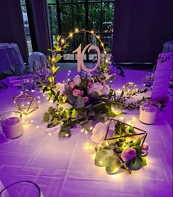 Centre de table + hexagones fleuri, relié par une guirlande led