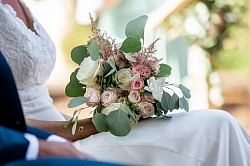 Bouquet de mariée flou dans les tons de blanc et rose pale