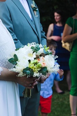 Bouquet de mariée champêtre en fleurs naturelles et stabilisées