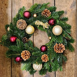 tons cerise, doré et marron