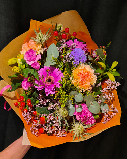 Tons parme, jaune, orangé, rouge et rose pâle