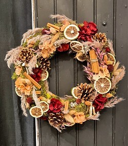 Couronne (fleurs stabilisée, fruits séchées, cannelle)