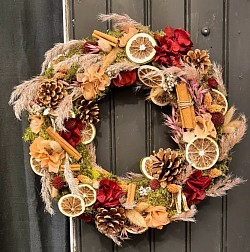 Couronne (fleurs stabilisée, fruits séchées, cannelle)