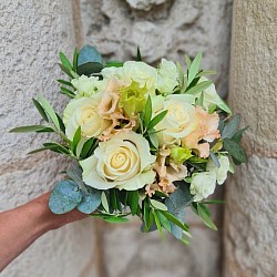 Bouquet de mariée champêtre tons blanc et pêche