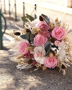 Bouquet stabilisé avec roses, hortensia, eucalyptus, gypsophile, et fleurs séchées