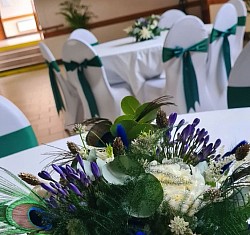 centre de table tons bleu, vert emeraude et plume de paon