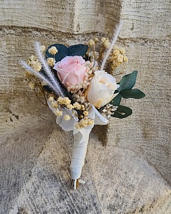 Boutonnières de fleurs stabilisées