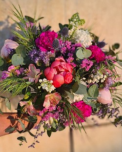Bouquet dans les teintes de rose, fushia, parme et violet