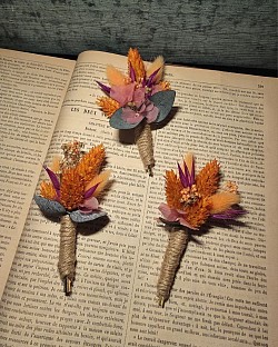 Boutonnieres de fleurs séchées tons orange avec pointe de fuschia